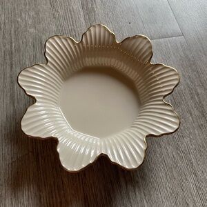 Lenox meridian collection cream w 24kt bowl. I candy/nut measuring 7 1/2”x 1 3/4